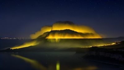 户外露出网站热门视频预告封面，城市夜景背景下的户外拍摄场景，电影感构图